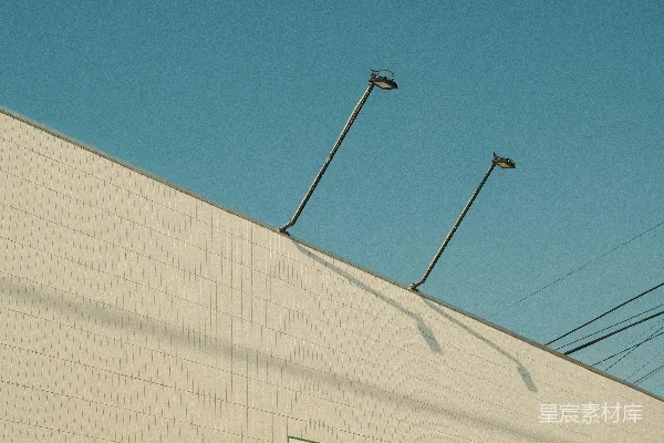 高清摄影 一座高大的白色建筑，上面有一盏路灯。