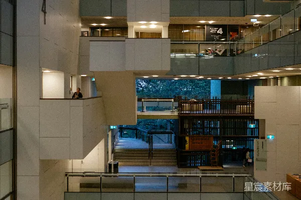 高清摄影 现代建筑的内部，有多层空间。