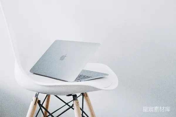 高清摄影 银色的MacBook放在白色的桌子上