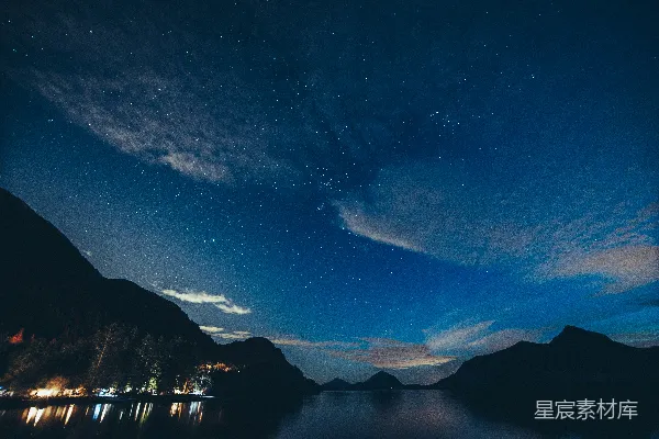 山脚下的一片水域