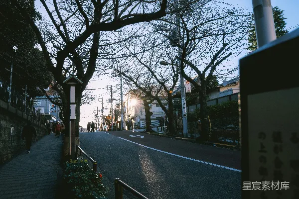 一条城市街道上人们在人行道上行走