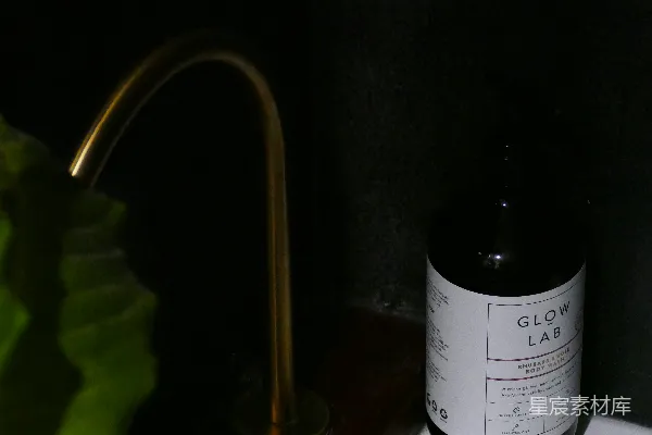 高清摄影 一瓶酒旁边是一杯酒