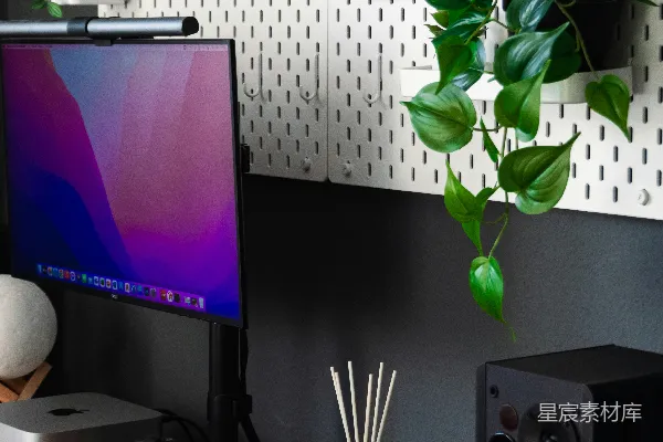 高清摄影 一张桌子，上面有一台电脑和一对扬声器。