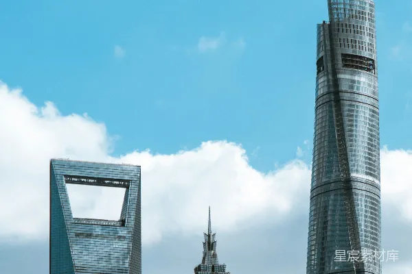 白天高耸建筑物在蓝天中