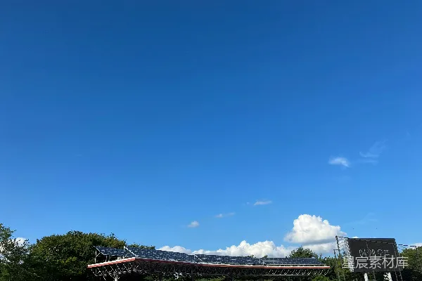 高清摄影 太阳能电池板在广阔的蓝天之下。