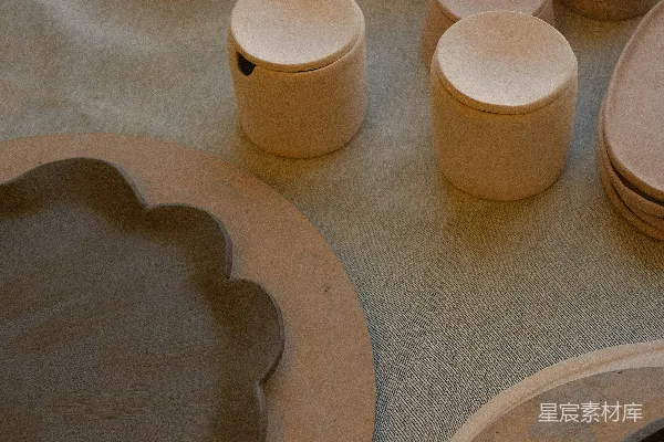 高清摄影 一张桌子上摆满了各种各样的陶器。