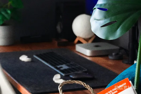 高清摄影 一张桌子上有一台电脑和一个篮子。