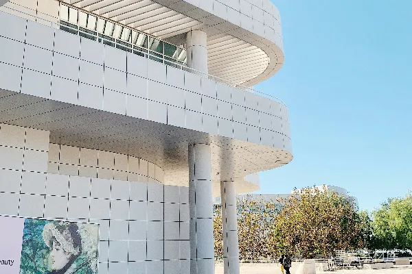 高清摄影 一座带有人行道的建筑