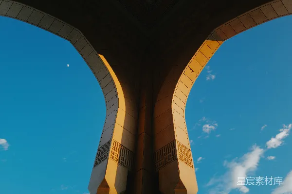 桥下仰望天空的景象