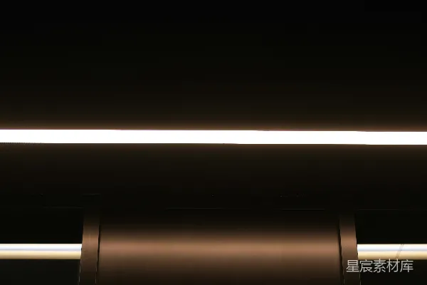 高清摄影 一张黑暗而现代的接待台，上方有照明灯。