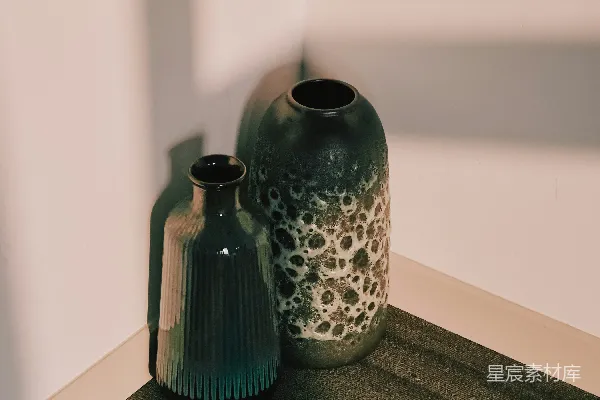 高清摄影 角落里有两个装饰花瓶，投下淡淡的阴影。