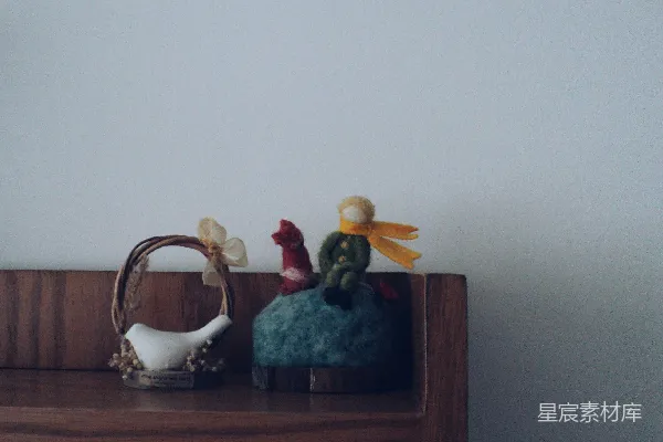 高清摄影 人物坐在一个木制表面上，旁边有一个篮子。