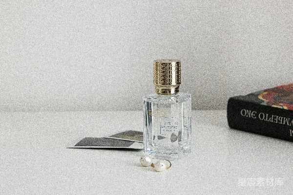 高清摄影 透明玻璃瓶，银色瓶盖