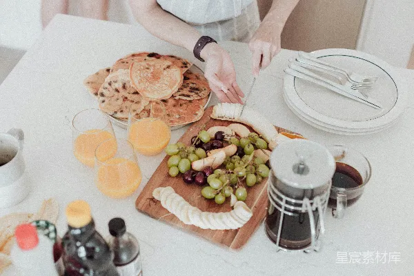 高清摄影 一位女士正在桌子上的托盘上切食物。