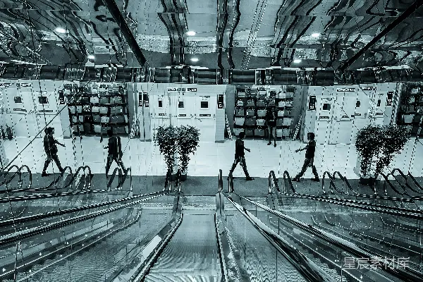 高清摄影 一幅黑白照片，展示的是一栋建筑里的电梯。
