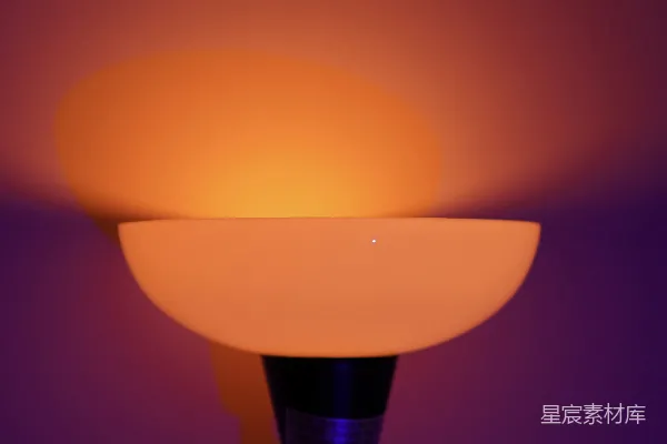 高清摄影 一盏在黑暗中点亮的灯