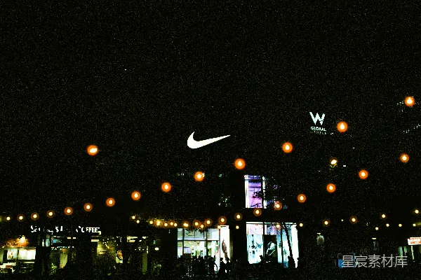 一群人在夜晚站在一栋建筑外面