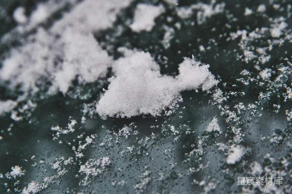 黑色表面上的白雪