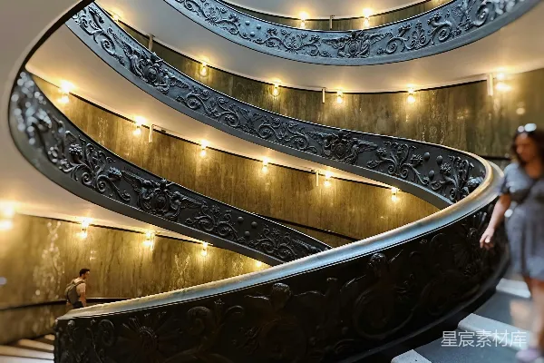 高清摄影 一位女士正沿着螺旋楼梯走下。