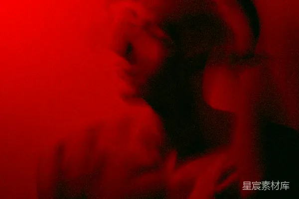 一个女人抱着一个婴儿在一间黑暗的房间中
