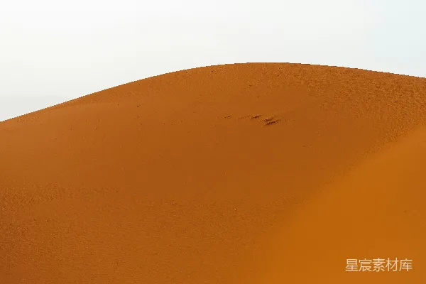一个人穿越沙漠，背景是天空。