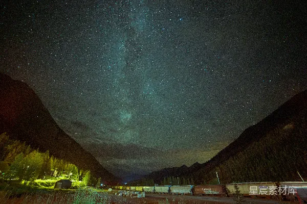 棕色木制栅栏下的星空夜幕