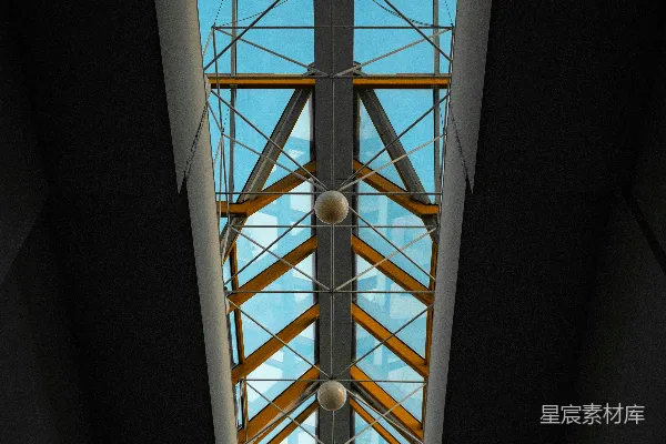 高清摄影 现代建筑天花板，由玻璃和钢架结构组成。