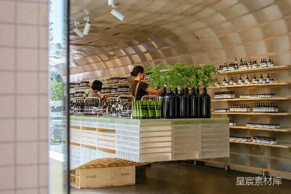 高清摄影 一家现代化商店的内部，天花板是木质拱形的。
