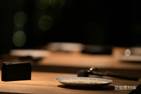 高清摄影 一桌昏暗的餐厅布置，带有摆放整齐的餐具。