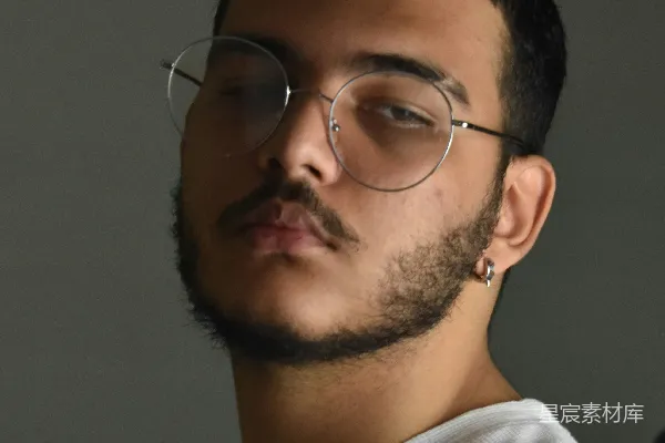 戴眼镜的男人拿着手机