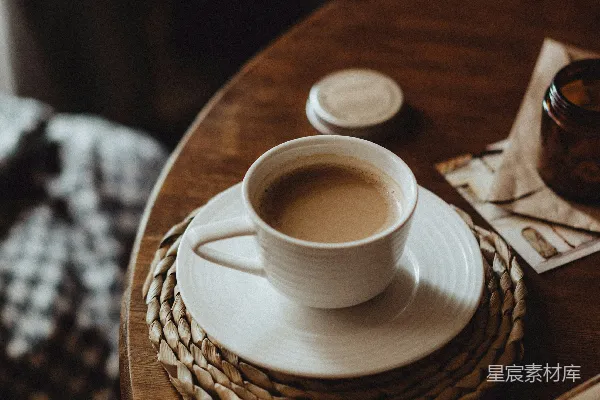 盘子里的一杯咖啡
