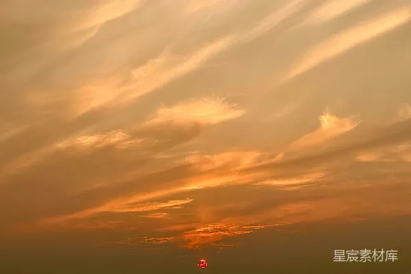 夕阳在云层中投射出一片橙色的光辉。