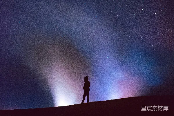 山顶上站立的人在夜空下
