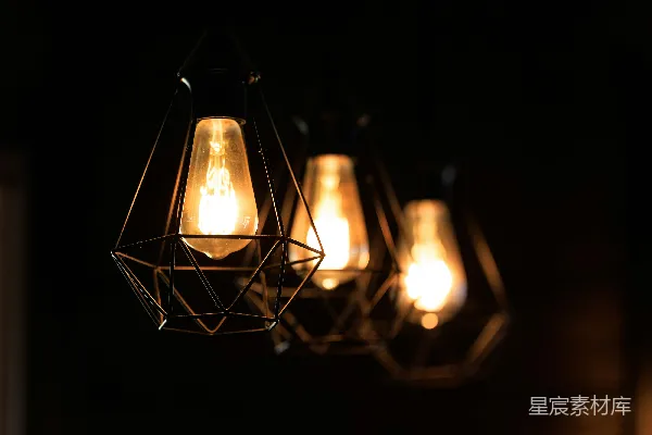 高清摄影 三支爱迪生灯泡悬挂在几何形状的灯具上
