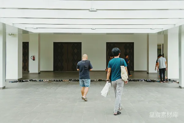 高清摄影 人们走进一座现代化建筑的大门。