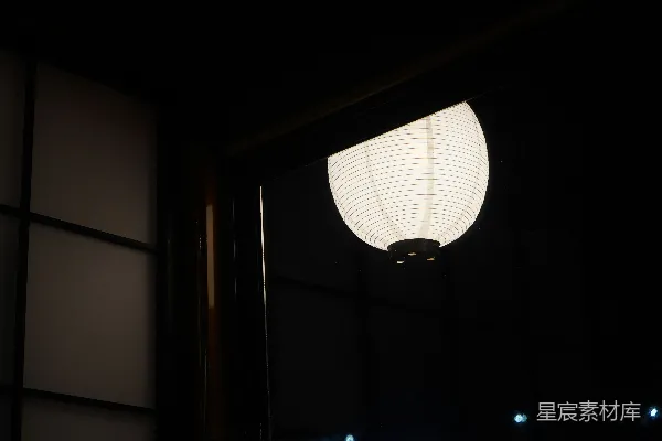 高清摄影 一个挂在黑暗房间里的白纸灯笼。