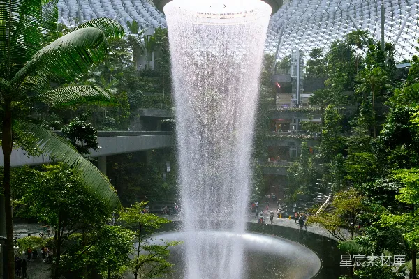 高清摄影 一座大型瀑布位于热带花园的中央
