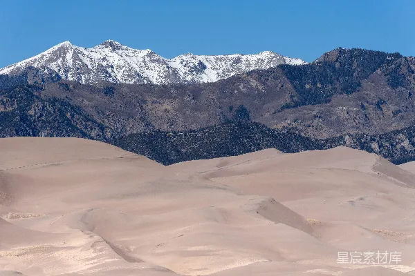 远处山峦的景色