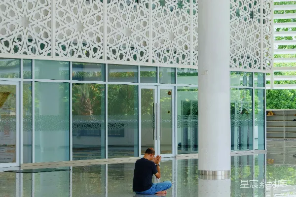 高清摄影 一个男人坐在现代化建筑的地板上