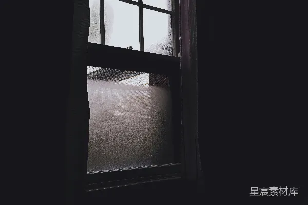 昏暗的房间，有窗户和一张床。