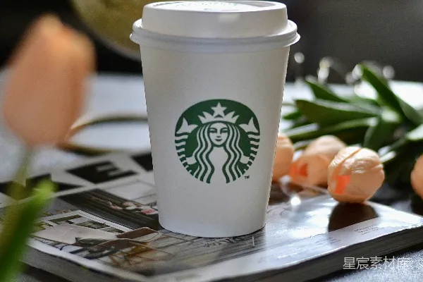高清摄影 星巴克咖啡杯放在一本杂志上。