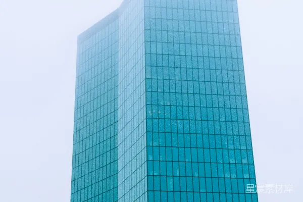 蓝玻璃幕墙的大楼