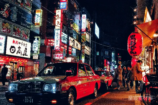 红色的车辆停在建筑物附近。