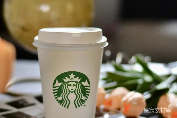 高清摄影 星巴克咖啡杯放在一本杂志上。