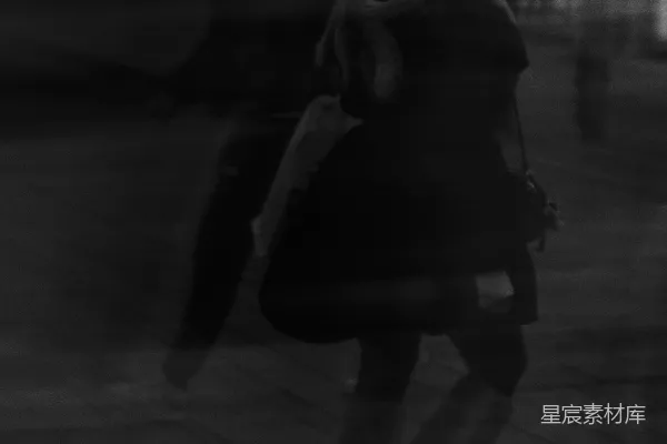 一个模糊的身影在夜晚行走