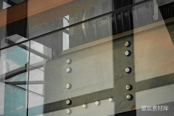 高清摄影 现代化建筑内部，带有钢梁和玻璃结构。