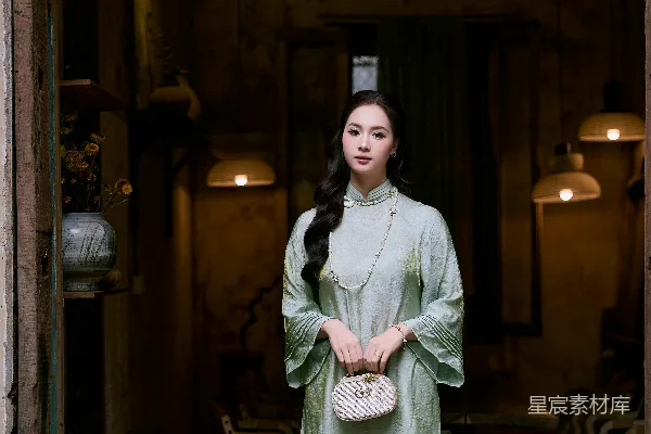 高清摄影 穿着传统中式服装的女人站在门口。