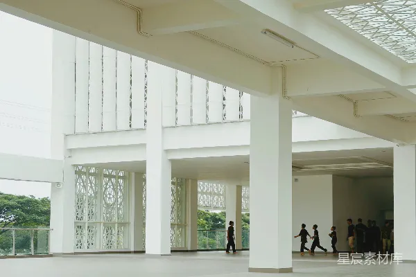 高清摄影 人们在现代的白色建筑空间里行走。