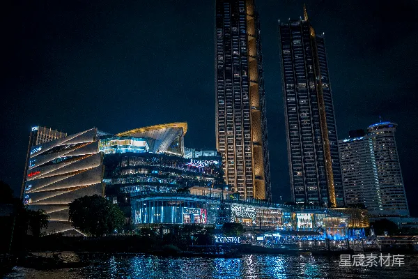 夜晚水边现代的灯光建筑