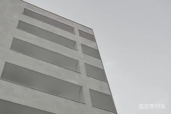 高清摄影 现代建筑外墙，几何形状的阳台与天空相映成趣。